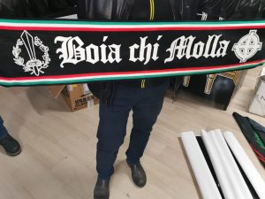 Una delle sciarpe recuperate dagli agenti della Questura di Salerno durante le perquisizioni.