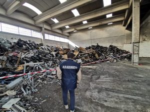 I rifiuti stoccati illegalmente nel capannone a Casavatore (Napoli) e scoperti dai carabinieri.