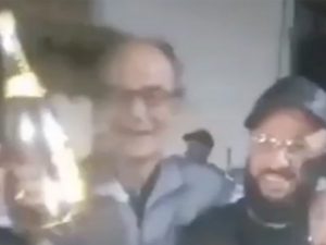 un frame del video della festa