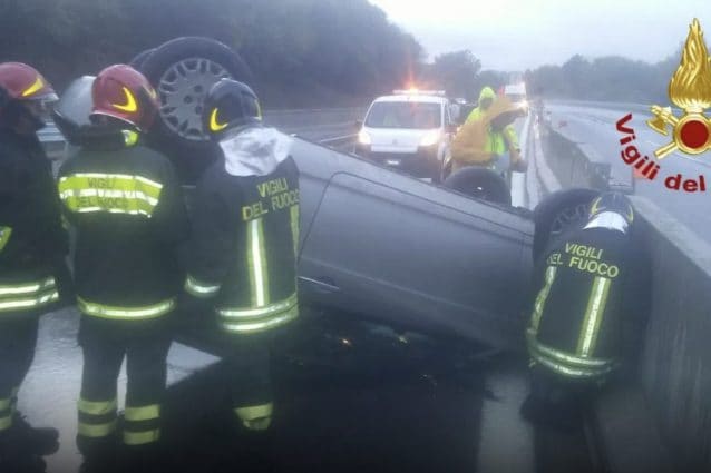 I vigili al lavoro sull’A16