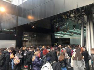 Viaggiatori davanti alla stazione Garibaldi oggi, 25 novembre