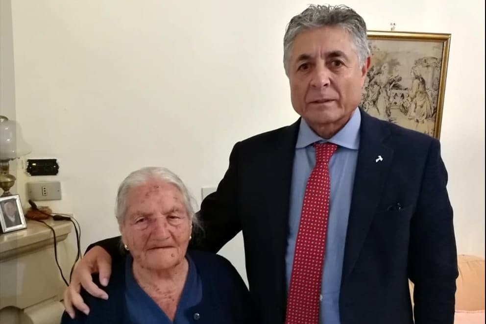Laura Lucia Sangenito, detta "nonna Laurina", ed il sindaco di Sturno, Vito Di Leo.