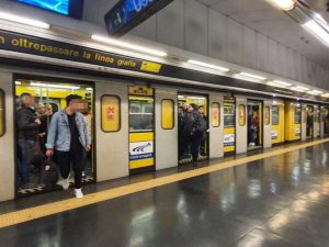 I passeggeri fatti scendere alla stazione Museo