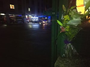 I fiori portati davanti alla caserma del comando provinciale dei Vigili del Fuoco di Avellino.