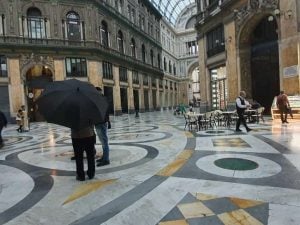Piove nella Galleria Umberto a Napoli