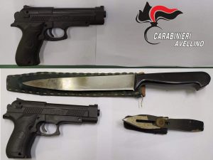 Le pistole, il coltello e il pugnale trovati dai carabinieri di Avellino addosso al 50enne di Montoro.