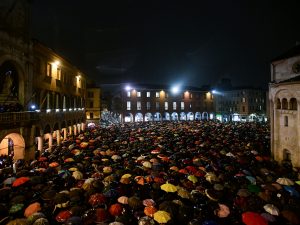 La manifestazione delle "sardine" di Modena.