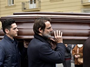 Alessandro Preziosi mentre porta il feretro del padre alla Chiesa del Rosario di Avellino.