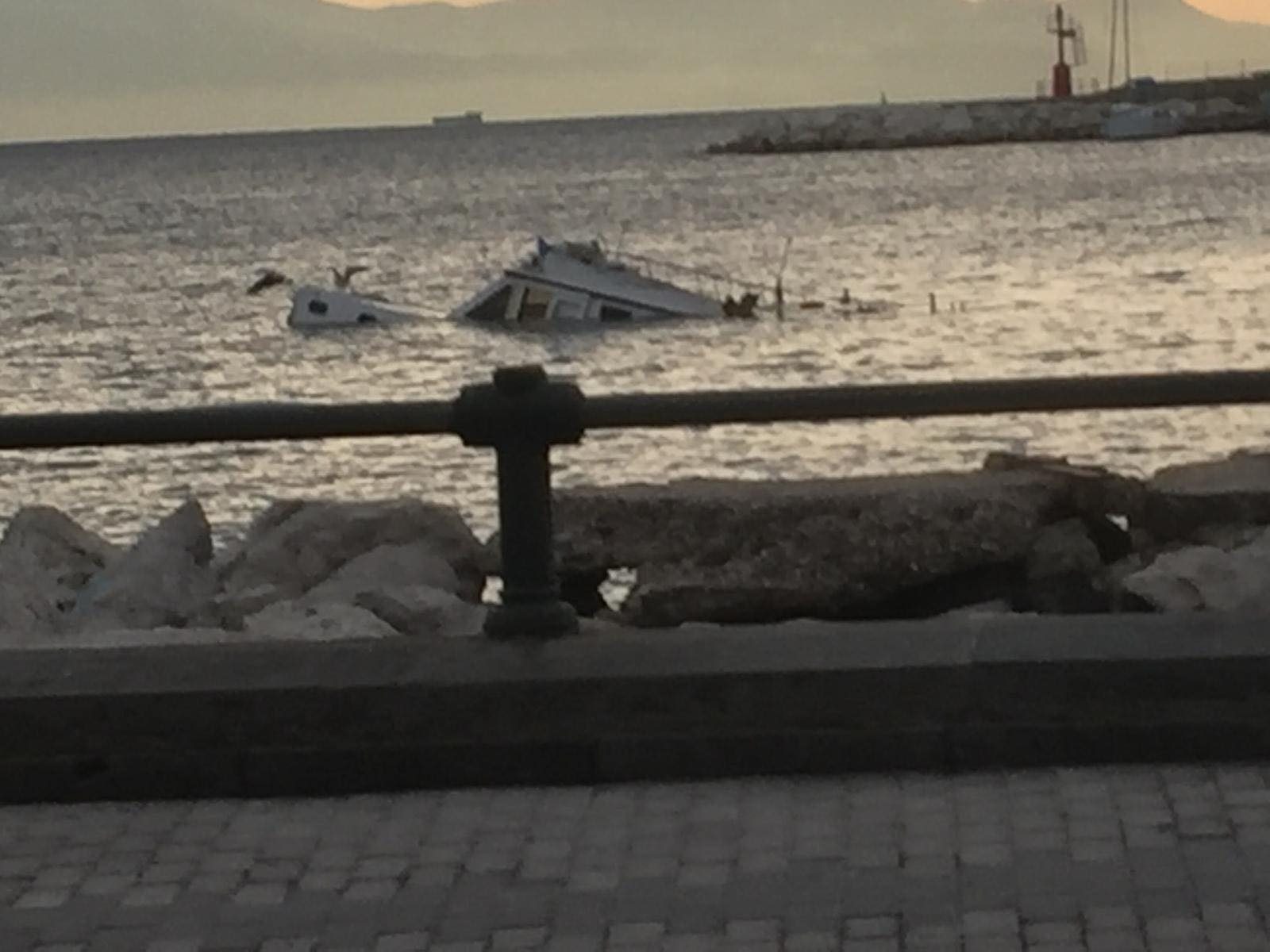 Una barca affondata davanti al Lungomare: e nessuno l'ha rimossa