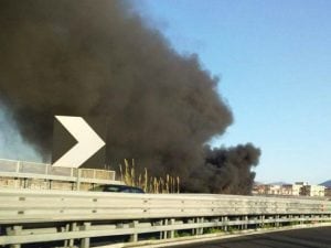 Il fumo dell’incendio visibile dalla strada