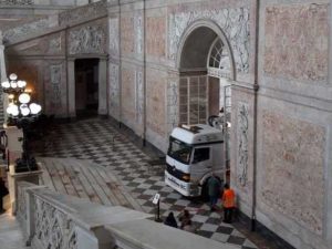 Camion entra a Palazzo Reale, Napoli – Foto Francesco Emilio Borrelli