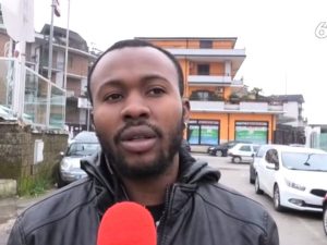 Il ragazzo nigeriano di 21 anni che ha denunciato l'accaduto.