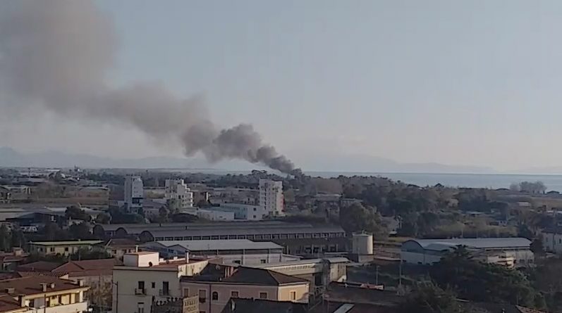 Incendio a Pontecagnano, in fiamme uno stabilimento balneare: fumo nero ...