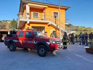 I Vigili del Fuoco all'esterno dell'abitazione della donna.