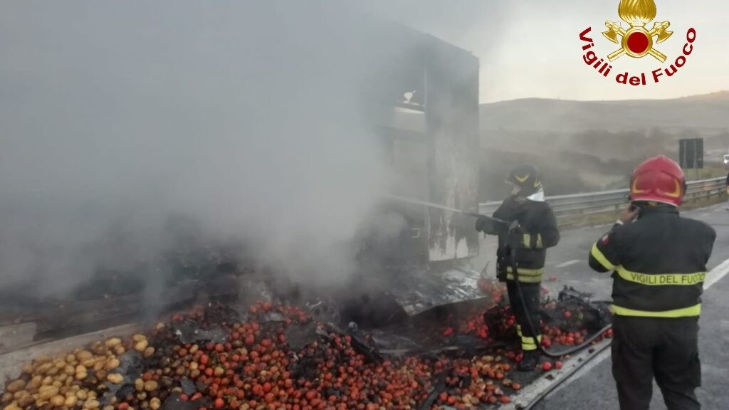 Il camion di frutta e verdura andato a fuoco in autostrada.