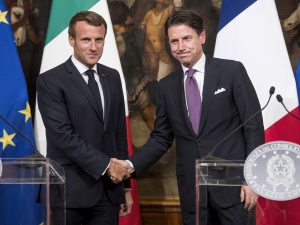 Emmanuel Macron (a sinistra) e Giuseppe Conte (a destra).