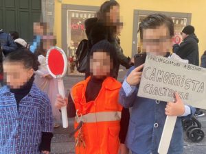 Il bimbo travestito per Carnevale da consigliere regionale Francesco Borrelli a Napoli (Foto: C. Benincasa/Fanpage.it)