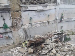 Crollo al Cimitero di Poggioreale, i resti in terra