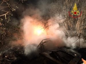 L'incendio dei rifiuti a Pago del Vallo di Lauro.