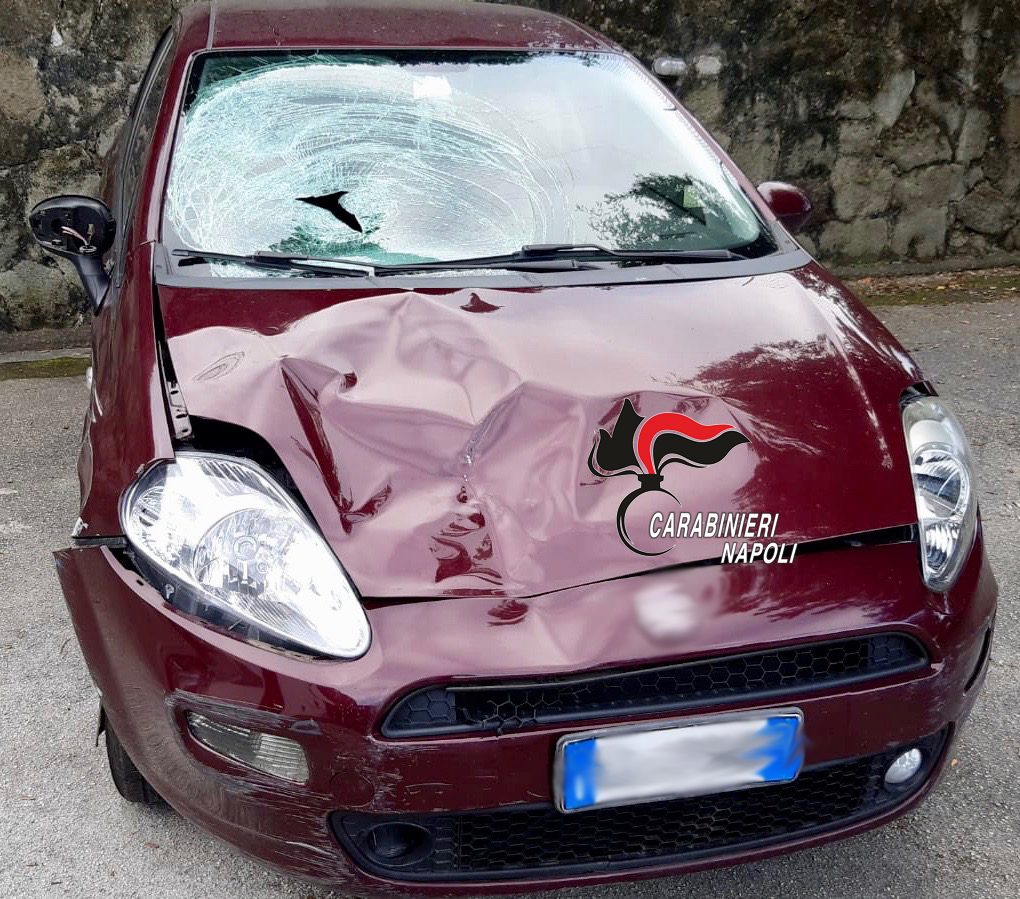 L’automobile che ha investito e ucciso un 64enne ad Ischia.
