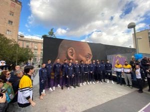 La Nazionale italiana di basket in visita al campo dedicato a Kobe Bryant (Foto: Fanpage.it)
