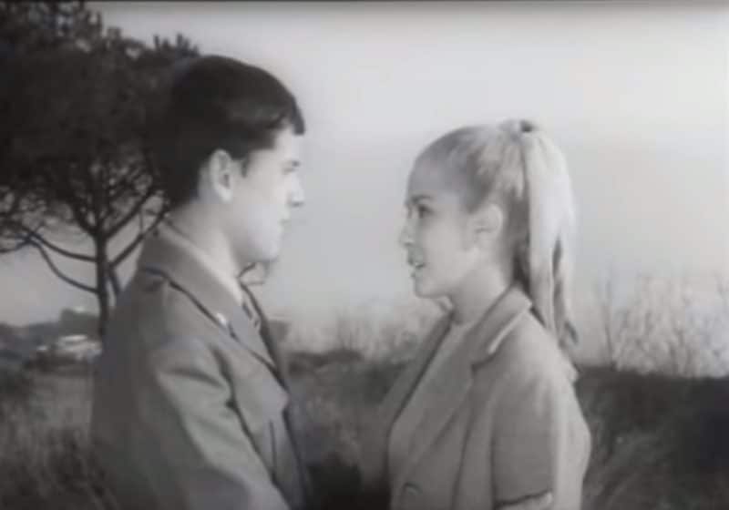 Gianni Morandi e Laura Efrikian in una scena di "In ginocchio da te" (1964). L’attrice è poi diventata sua moglie.