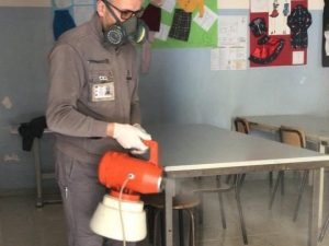 Interventi di sanificazione in corso negli istituti di Qualiano.