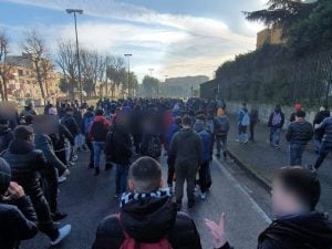 Gli studenti del Ferraris di Scampia in marcia verso la sede dell'Ottava Municipalità.