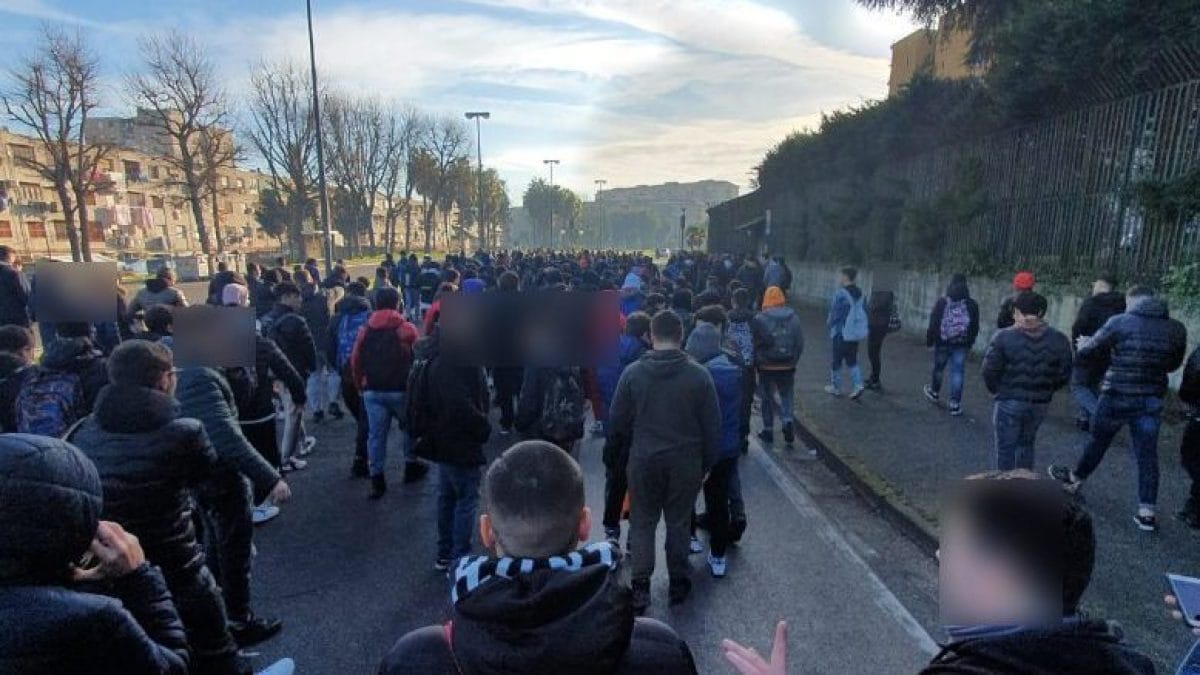 Gli studenti del Ferraris di Scampia in marcia verso la sede dell'Ottava Municipalità.