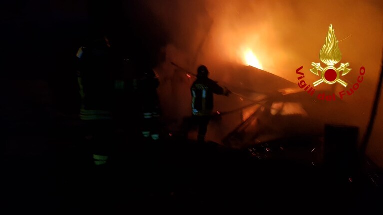 L'automobile avvolta dalle fiamme a Venticano (Avellino).