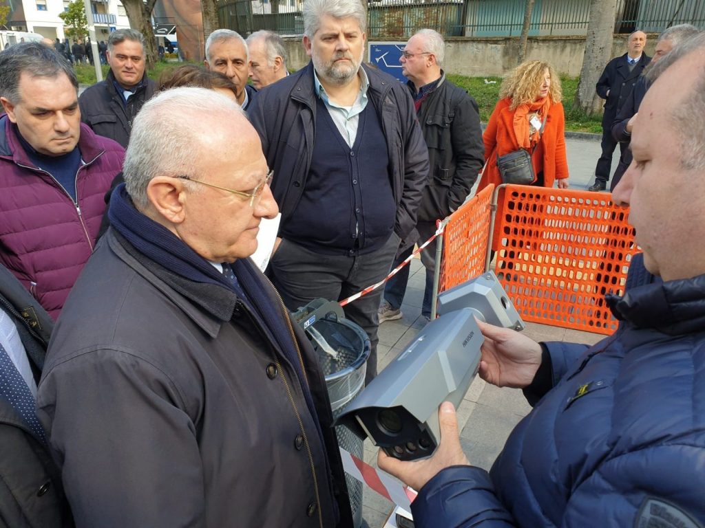 Vincenzo De Luca questa mattina a Scampia.