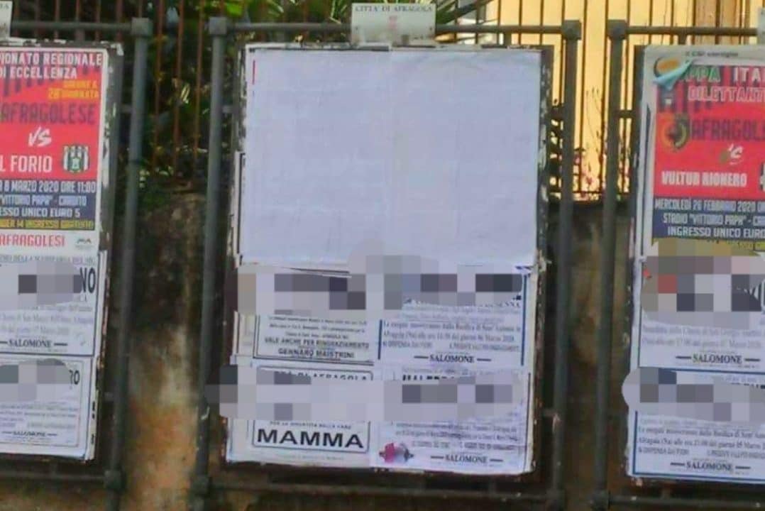 I manifesti coperti ad Afragola.