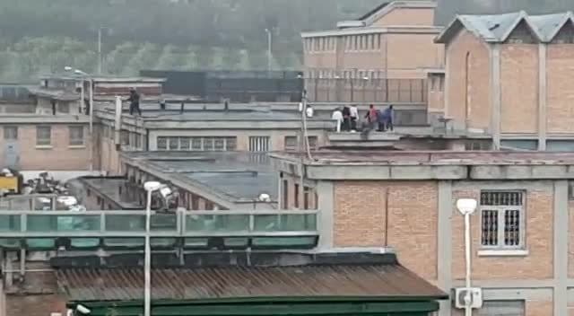 Detenuti in rivolta nel carcere di Fuorni (Salerno)