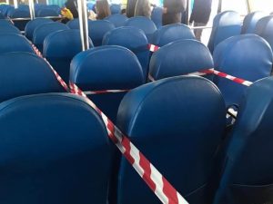 I sedili passeggeri "isolati" per rispettare la distanza di sicurezza.
