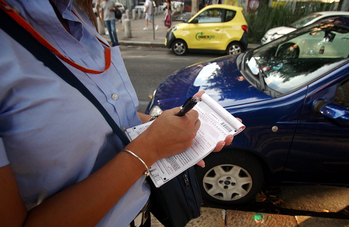 Ausiliare del traffico picchiato dopo una multa a Corso Garibaldi di Napoli Ausiliare del traffico picchiato dopo una multa a Corso Garibaldi di Napoli