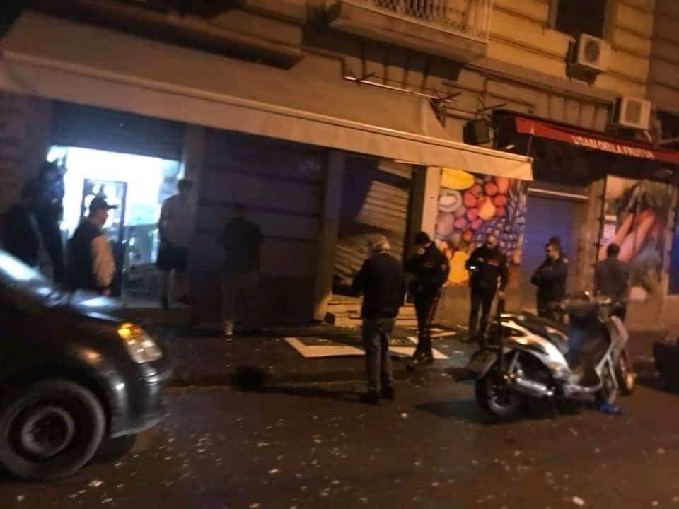 L’esterno della salumeria colpita dall’esplosione.