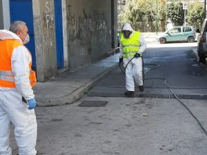 Dipendenti della NapoliServizi sanificano i rioni popolari di Napoli