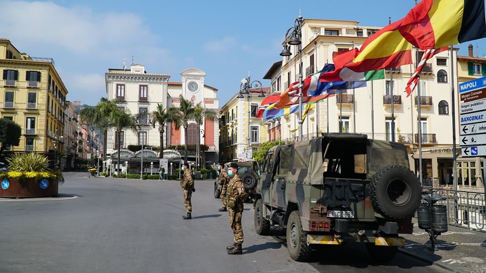 L’esercito in strada a Sorrento