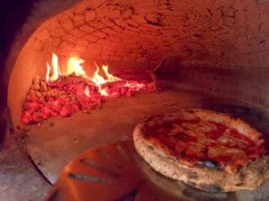 Rassegnatevi: l'unica vera pizza napoletana è quella cotta col forno a legna
