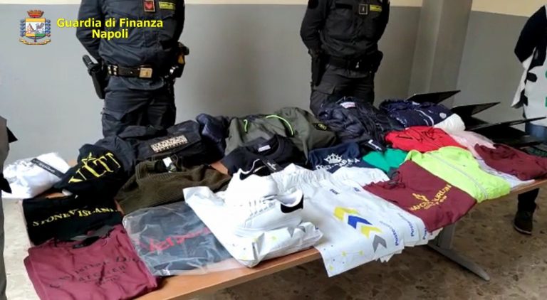 False griffes vendute online: 2mila vestiti sequestrati a Napoli