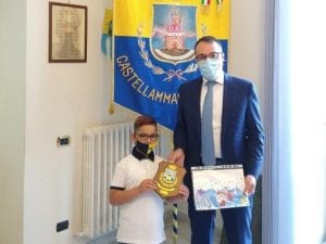 Il piccolo Christian assieme al sindaco Gaetano Cimmino.