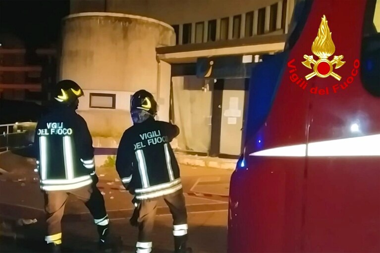 I pompieri di Avellino, intervenuti sul luogo dell'attentato, in via Pescatori ad Avellino.