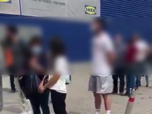 La fila di oltre 100 metri vista stamattina, 18 maggio, all'Ikea di Afragola.