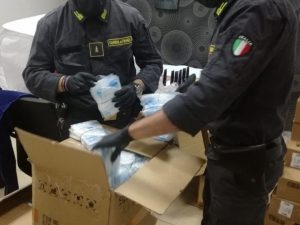 Mascherine protettive e gel disinfettanti non a norma: il sequestro della Guardia di Finanza.