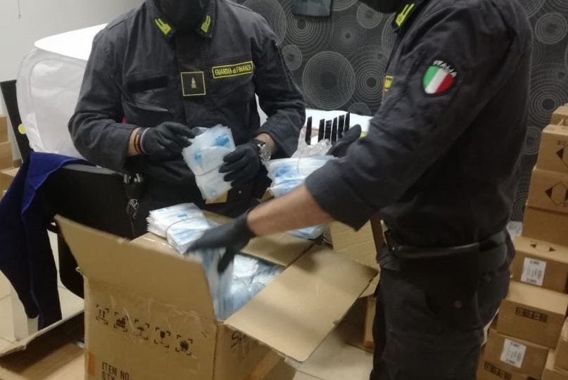 Mascherine protettive e gel disinfettanti non a norma: il sequestro della Guardia di Finanza.
