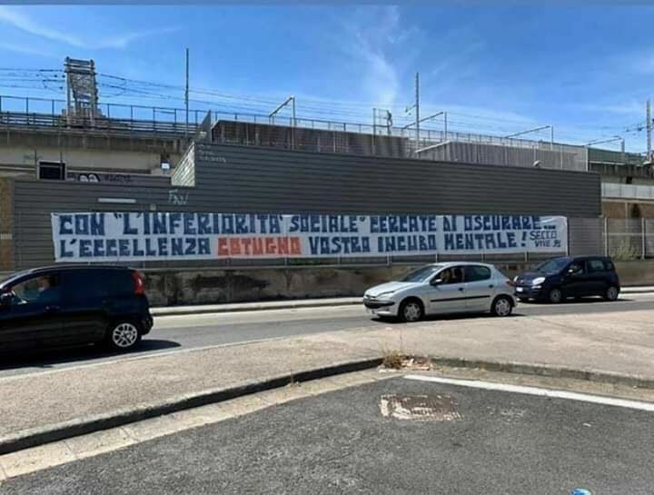 Lo striscione apparso a Scampia.
