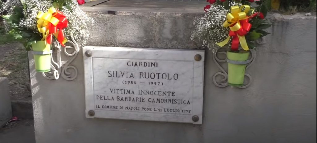 La targa per Silvia Ruotolo nei giardini di Piazza Medaglie d'Oro.