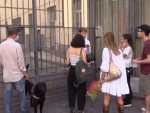 Genitori e studenti ai cancelli del Liceo Sannazaro di Napoli durante gli esami di Maturità.