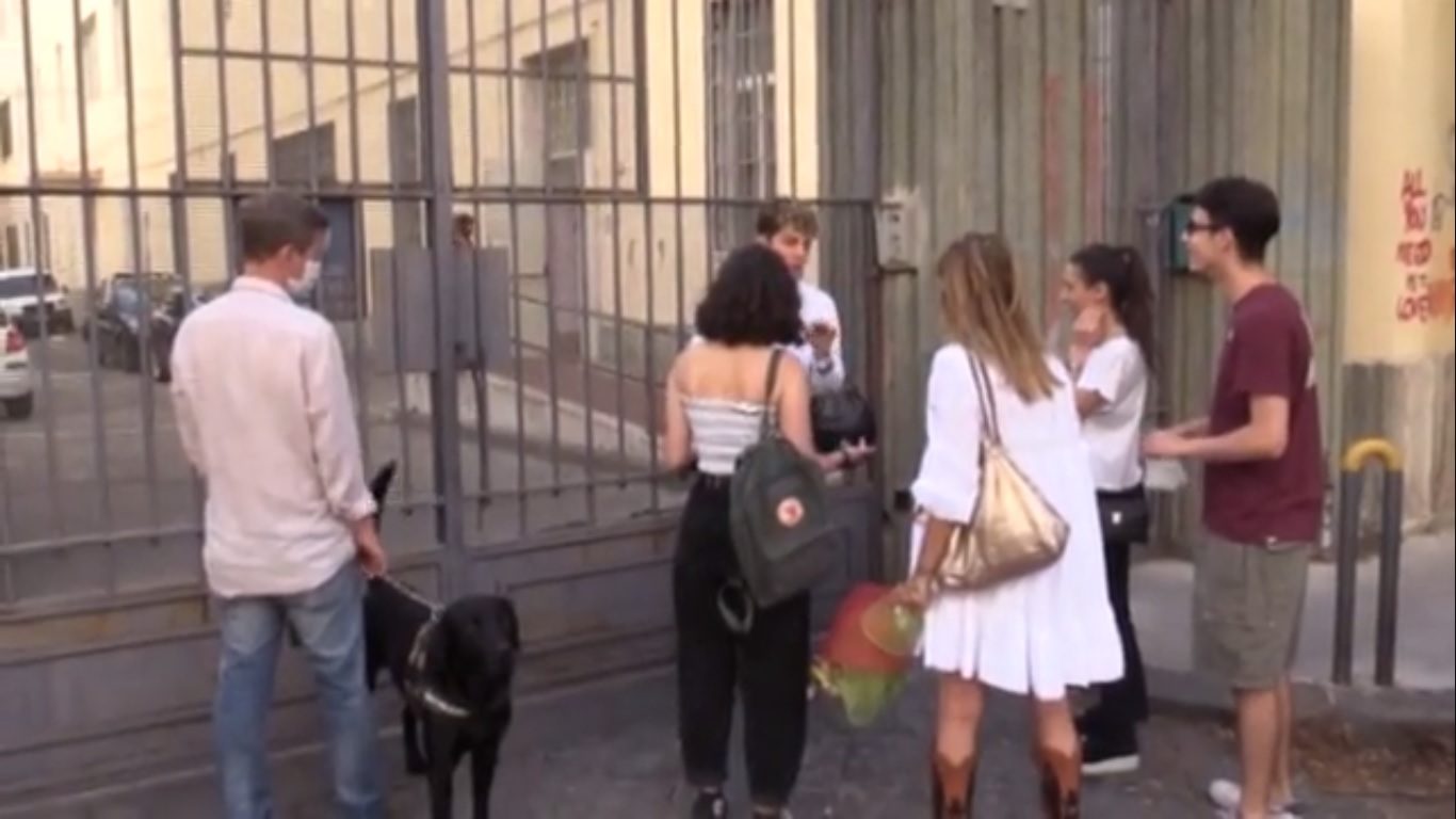 Genitori e studenti ai cancelli del Liceo Sannazaro di Napoli durante gli esami di Maturità.