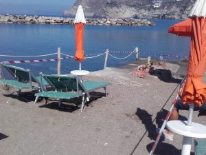 La spiaggia abusiva scoperta ad Ischia e posta sotto sequestro.
